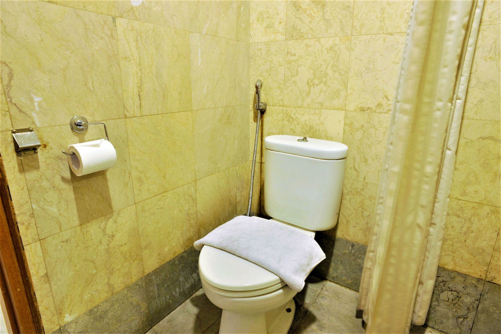 Hotel Zen Premium Near Grand Indonesia Mall