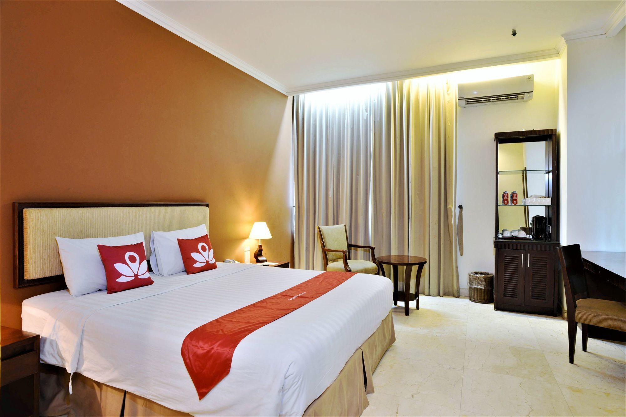 Hotel Zen Premium Near Grand Indonesia Mall 3*