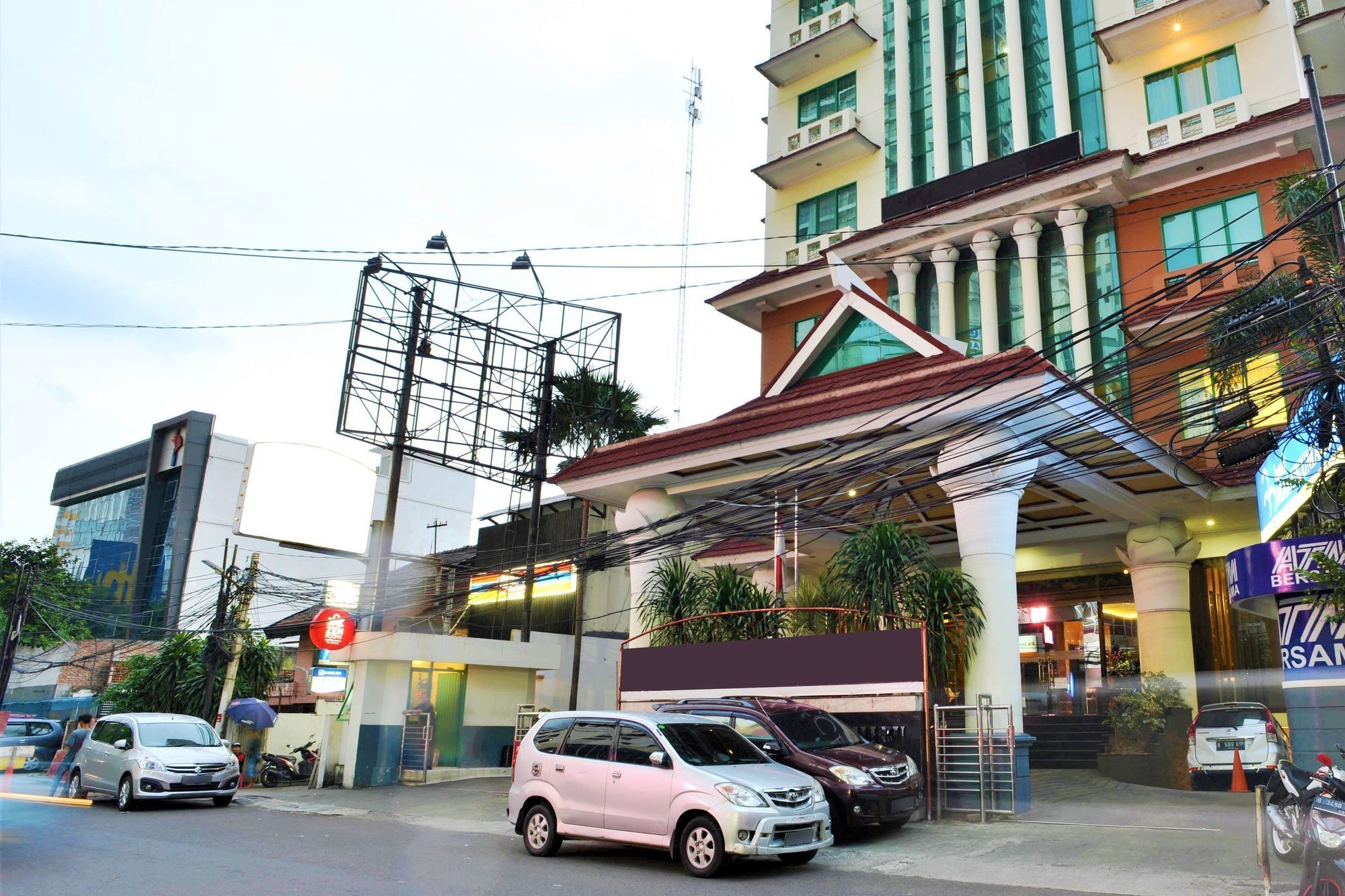 Hotel Zen Premium Near Grand Indonesia Mall 3*